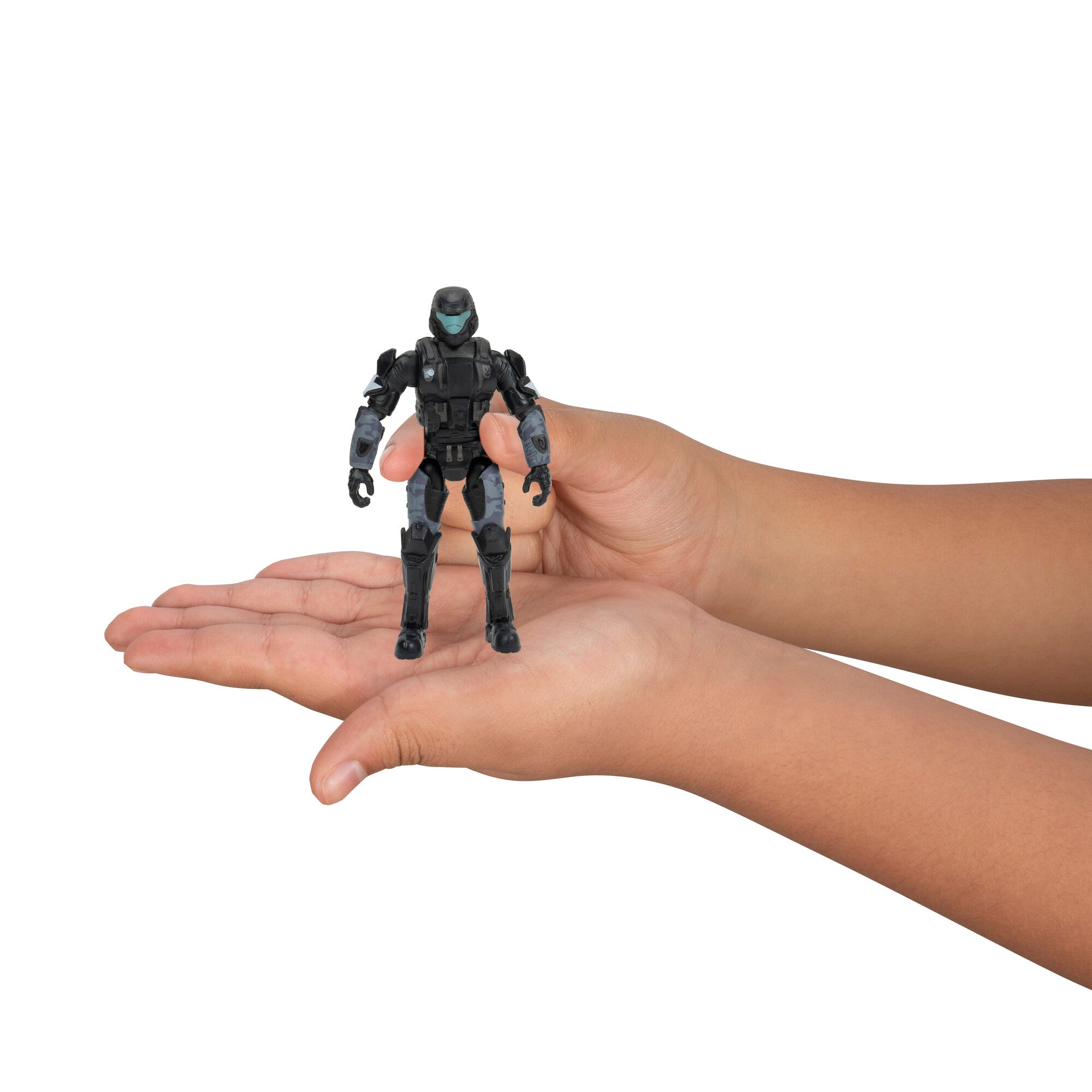 Halo-HLW0388-6-fig-pk-Scale-in-Hand-12Y-Boy-lpr.jpg