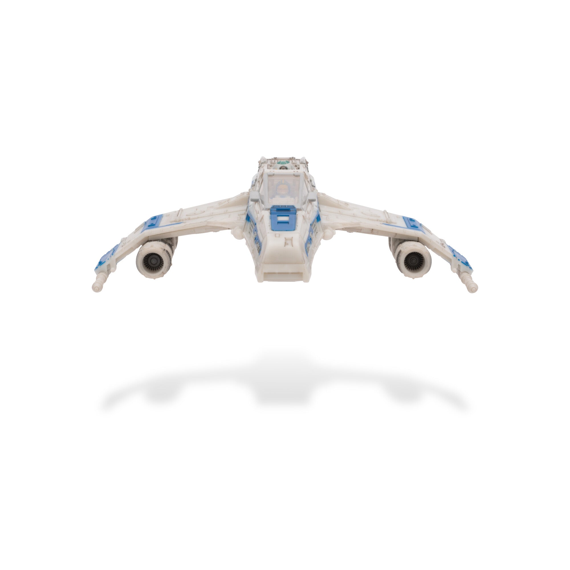 SWJ0147-Star-Wars-Small-Vehicle-3in-andFig-E-Wing-Starfighter-S6-OP-FRONT-Flying_lpr.jpg