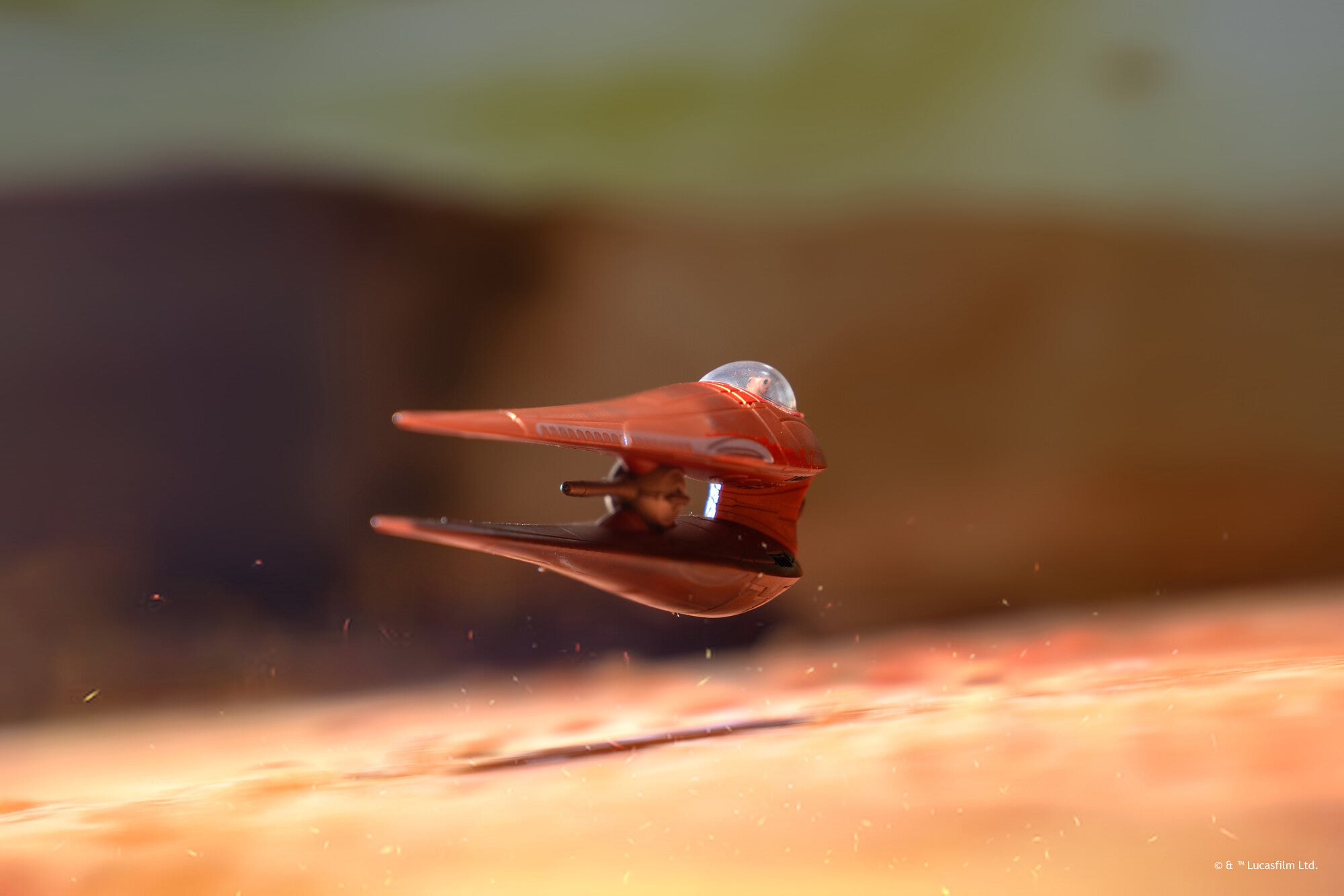 SWJ0471_SmallVehicle3_Vehicle_FigAsst_GeonosianStarfighter_Vault_Artistic_Fig04_lpr.jpg